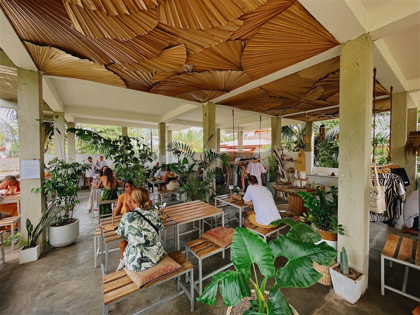 Shady Lane smoothie bowl with fresh tropical fruits